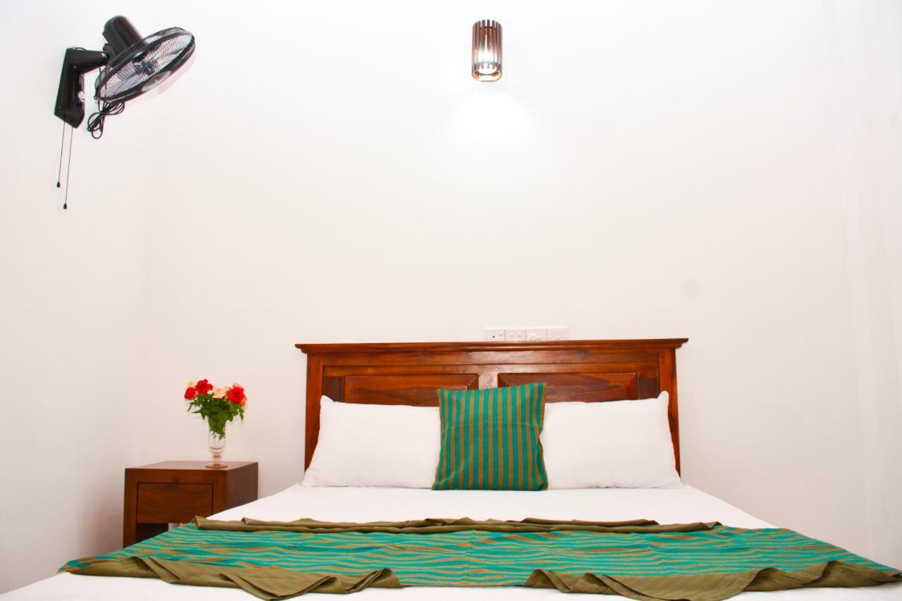 Brisa Marina Hotel Negombo Buitenkant foto