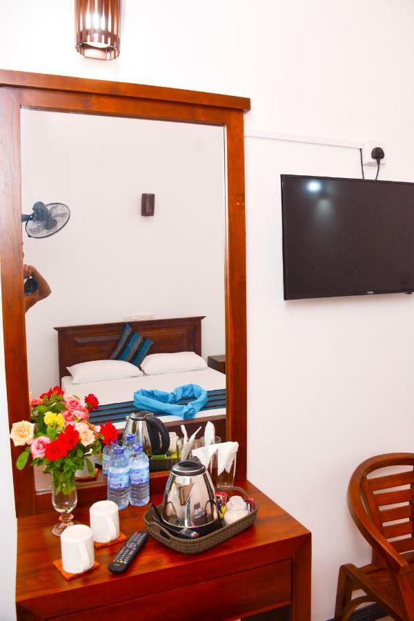 Brisa Marina Hotel Negombo Buitenkant foto