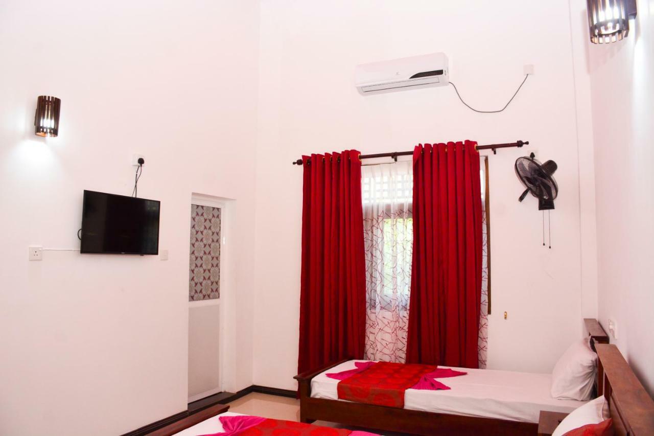 Brisa Marina Hotel Negombo Buitenkant foto