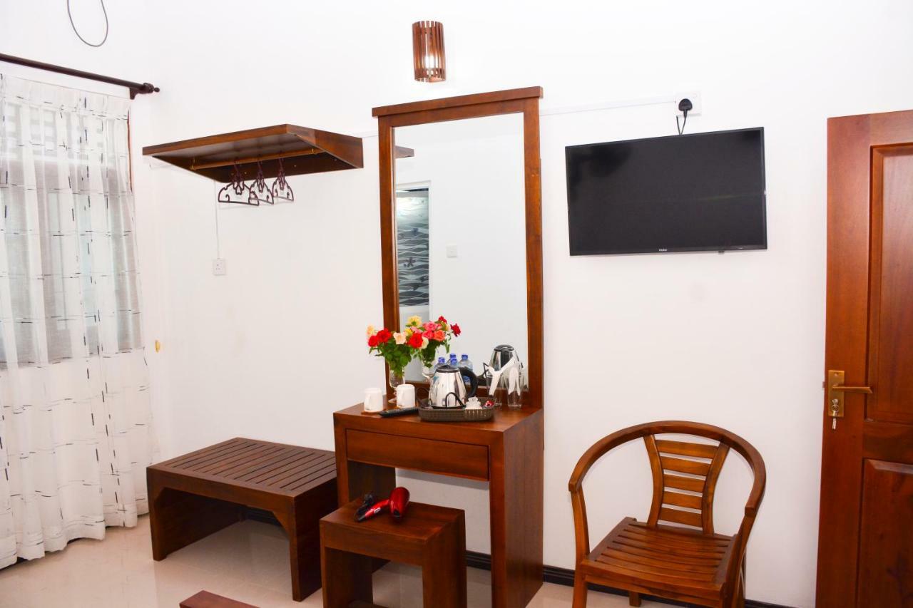 Brisa Marina Hotel Negombo Buitenkant foto
