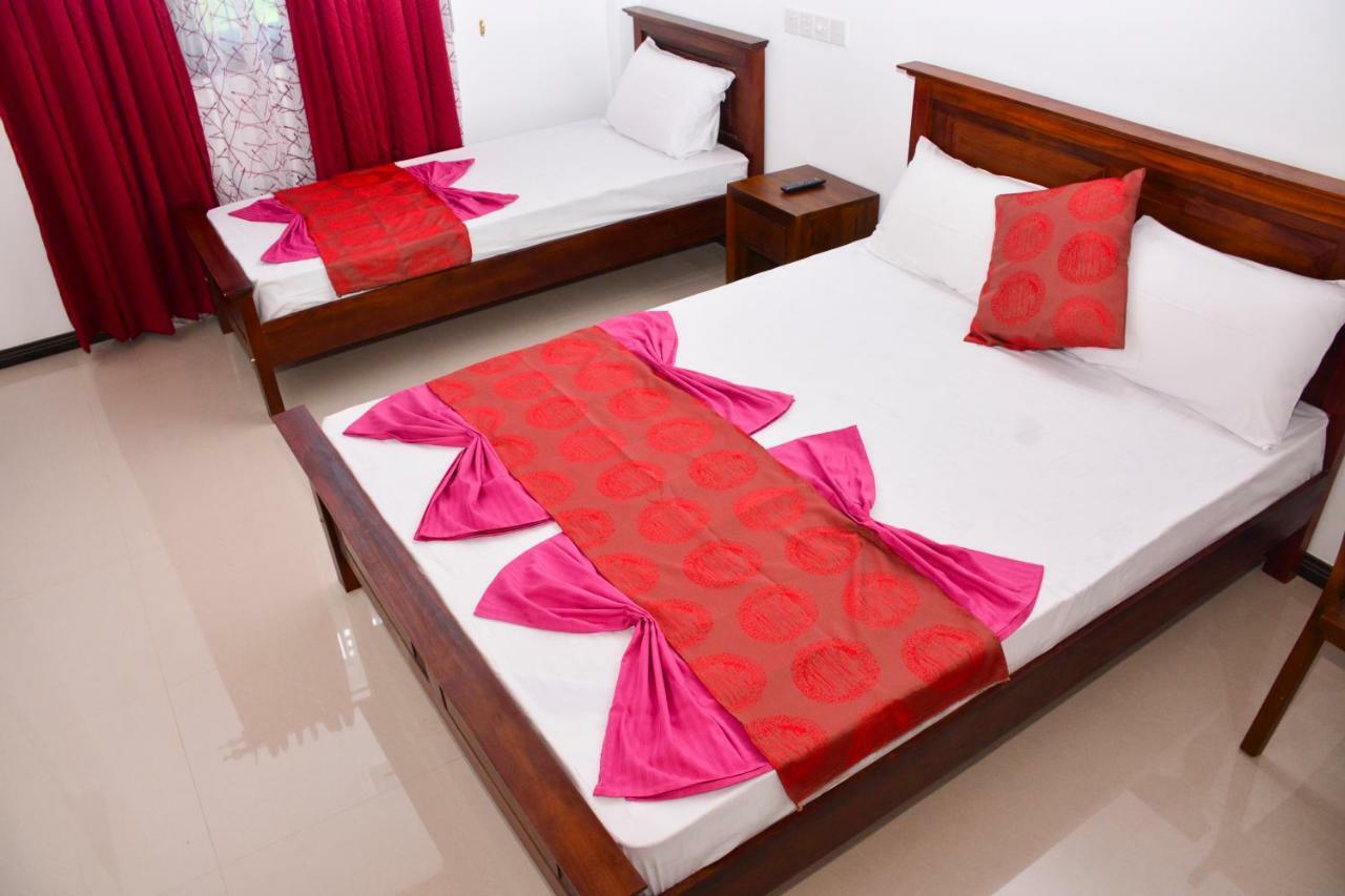 Brisa Marina Hotel Negombo Buitenkant foto