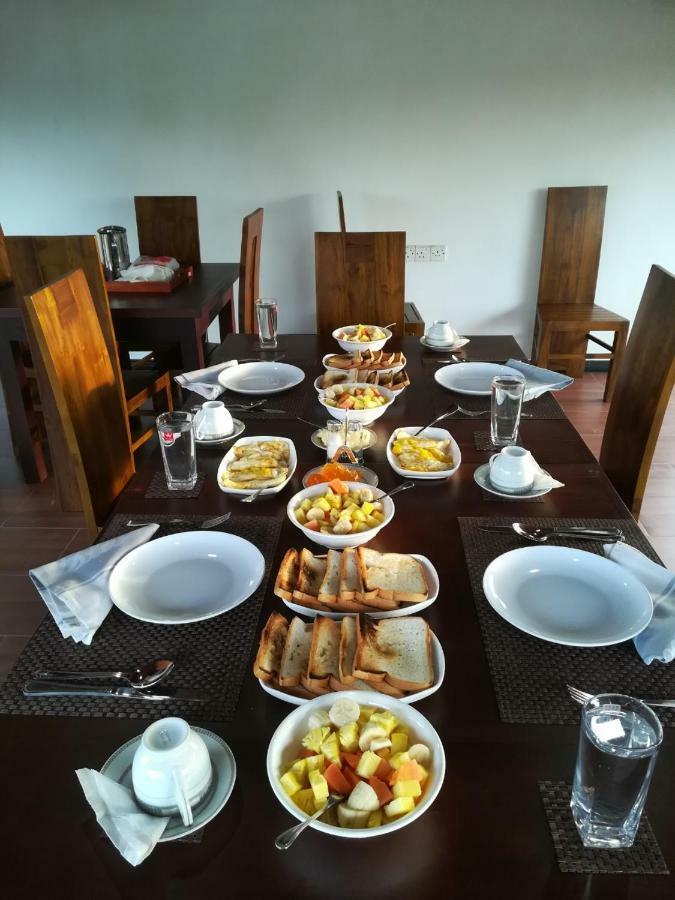 Brisa Marina Hotel Negombo Buitenkant foto
